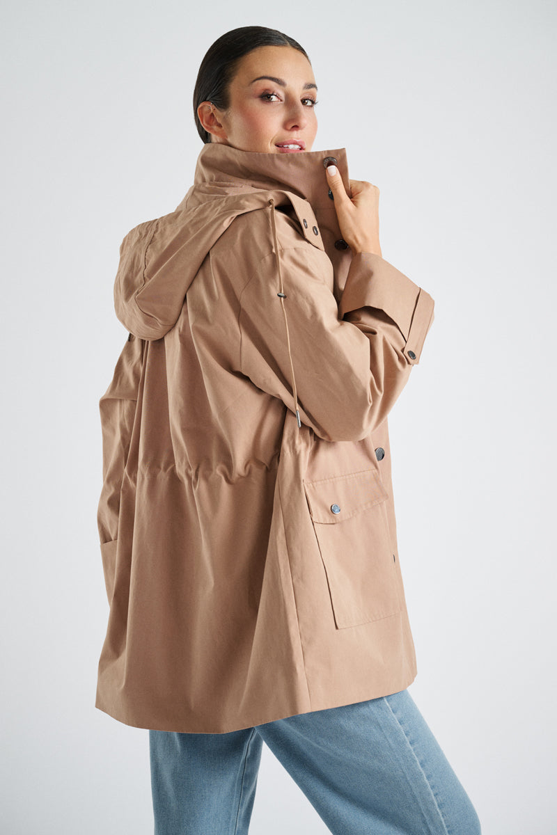 Parka do połowy uda w kolorze camel z odpinanym kapturem